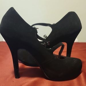 Woman's Black Platform Pumps